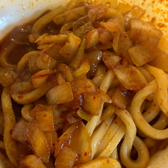 ピリ辛玉ねぎうどん炒め